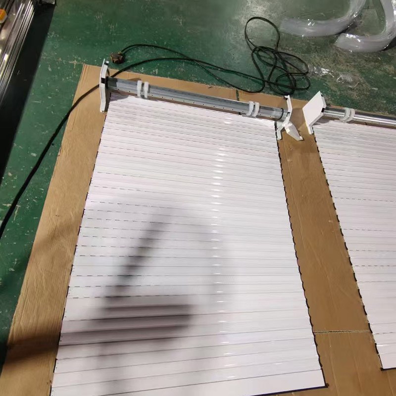 Передние жалюзи на окнах